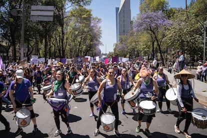 Una batucada conformada por mujeres avanza el frente de un contingente. 