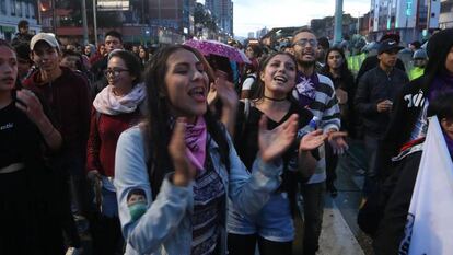 Manifestantes marchan en Bogotá.