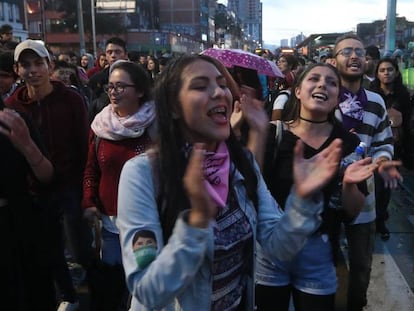 Manifestantes marchan en Bogotá.