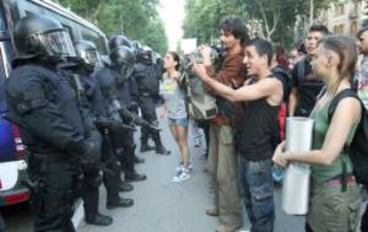Varios jóvenes increpan a los mossos durante la concentración que realizaron el pasado 15 de junio.