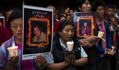 Tibetanos exiliados en India en un homenaje este viernes a los inmolados.