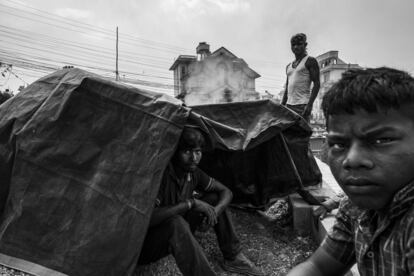 Los que trabajan en las calles duermen a menudo en tiendas en el mismo lugar en el que se realizan las obras, lo que aumenta su exposición al aire cargado de polvo, niebla tóxica y gases.