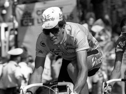 Miguel Indurain llega en 1991 a los Campos Elíseos de París como campeón de su primer Tour.