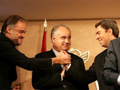 De izquierda a derecha, Esteban González Pons, Rafael Blasco y Vicente Rambla, ayer, en la toma de posesión del último como portavoz del Consell.