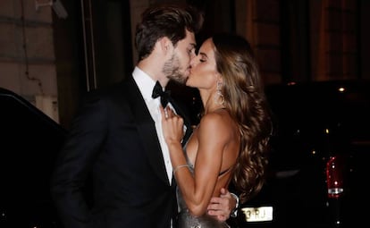 El jugador Kevin Trapp y su novia, la modelo brasileña Izabel Goulart a su llegada a la fiesta de Neymar en París.