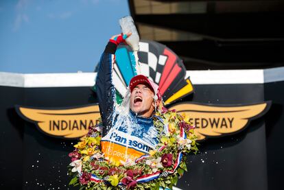 Takuma Sato celebra su triungfo en las 500 Millas.