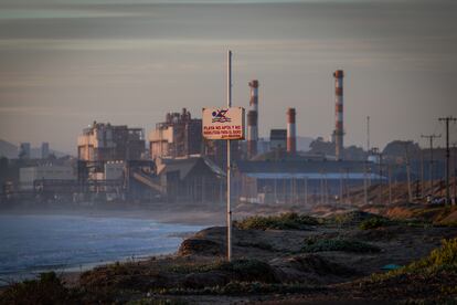 La playa Ventanas, cerca de la fundidora de Codelco en Puchuncavi (Valparaíso), en junio de 2023.