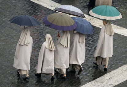 Un grupo de monjas caminan por la plaza de San Pedro en el segundo d&iacute;a de la fumata negra.
