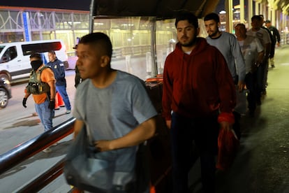 Migrantes deportados por Estados Unidos cruzan de El Paso (Texas) a Ciudad Juárez (México) por el paso fronterizo, el pasado 7 de febrero.