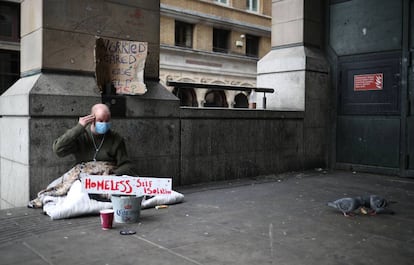 Un hombre sin hogar cerca en Westminster (Londres) durante la pandemia de covid-19.