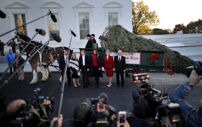 Barron Trump y su madre Melania, el lunes posan ante los medios tras recibir el árbol de Navidad en la Casa Blanca.