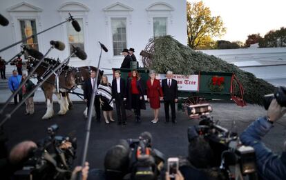 Barron Trump y su madre Melania, el lunes posan ante los medios tras recibir el árbol de Navidad en la Casa Blanca.
