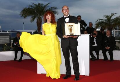 El director colombiano César Augusto Acevedo, junto con la actriz francesa Sabine Azema, tras recibir la Cámara de Oro por 'La Tierra y la Sombra'. El premio se concede a la mejor primera película del festival.