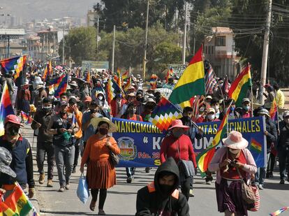Cientos de manifestantes protestan contra el nuevo aplazamiento de las elecciones bolivianas, el martes 4 de agosto en Sacaba.