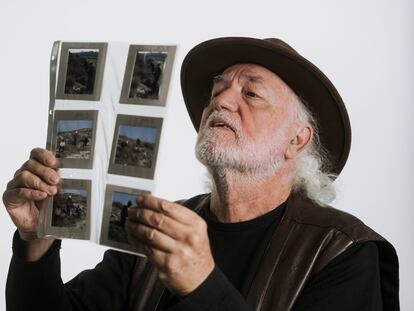 Eugenio Monesma, observando imágenes de oficios rurales grabadas por él, en una fotografía cedida.