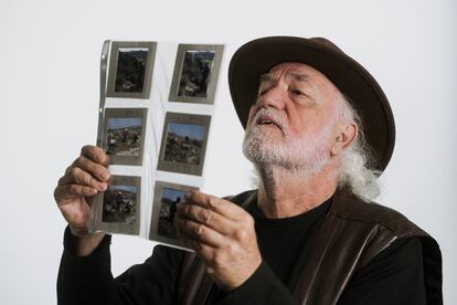 Eugenio Monesma, observando imágenes de oficios rurales grabadas por él, en una fotografía cedida.