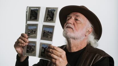 Eugenio Monesma, observando imágenes de oficios rurales grabadas por él.