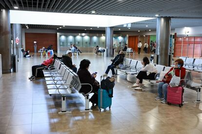 Varios usuarios aguardan en la estación de autobuses de Toledo, este lunes. 