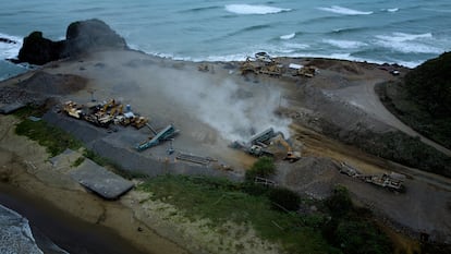 Imagen aérea de los trabajos de extracción de piedra basáltica en Balzapote.