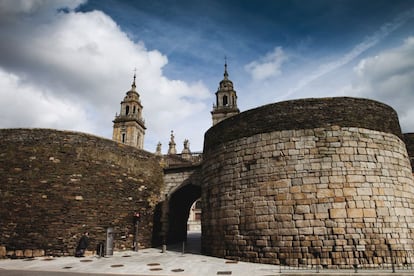 Construïda a finals del segle II, la muralla de Lugo tenia com a objectiu defensar la ciutat romana de Lucus Augusti, fundada per Paul·le Fabi Màxim en nom de l'emperador August l'any 13 abans de Crist. La particularitat del monument és que s'ha conservat intacte i íntegrament.