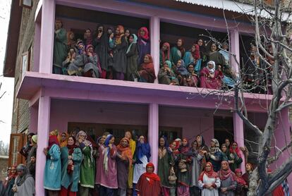 Mujeres de Cachemira lloran cuando ven la procesión fúnebre de Mushtaq Ahmad Wani, un policía de la India, durante su funeral en Arigam, al sur de Srinagar. Tres policías desarmados incluyendo Wani murieron el lunes en el sur de Cachemira después de que supuestos militantes separatistas abrieron fuego durante su visita a una aldea vecina para la investigación de una disputa de tierras.