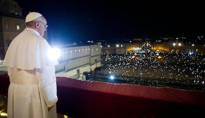 El papa Francisco mira desde el balcón central de la basílica de San Pedro a la multitud congregada en la plaza del Vaticano, tras ser elegido como el 266º pontífice de la Iglesia Católica Romana, el 13 de marzo de 2013.