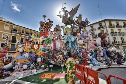 Las Fallas fueron aplazadas desde marzo del 2020 a septiembre del 2021 debido a la pandemia. En la imagen, la falla del Convento Jerusalén se ha coronado como la mejor Falla de la Sección Especial de las Fallas de Valencia de 2021, con el monumento titulado 'Desenmascarats', obra del artista Pere Baenas.