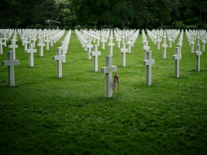 Las tumbas de los soldados en el cementerio americano en  Colleville-sur-mer.