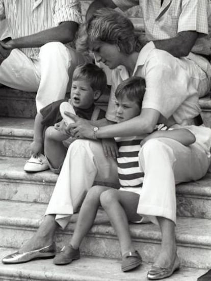 Diana de Gales junto a sus hijos, Enrique y Guillermo de Inglaterra, en agosto de 1988, en el palacio de Marivent (Mallorca).