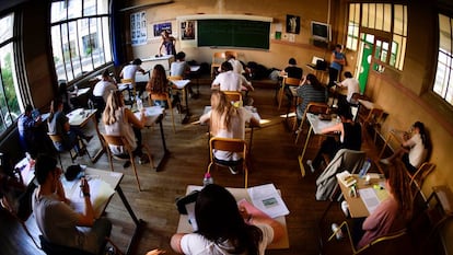 Estudiantes en una escuela de París realizando un examen escrito del 'baccalauréat'.  