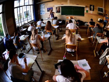 Estudiantes en una escuela de París realizando un examen escrito del 'baccalauréat'.  