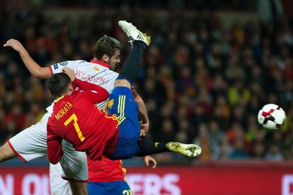 Alvaro Morata remata de forma acrobática ante Darko Velkovski
