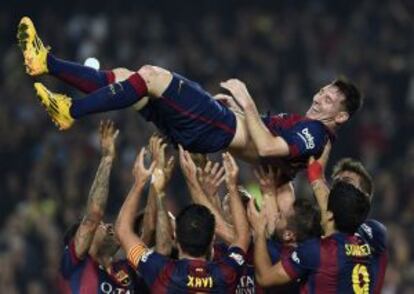 Messi, manteado tras superar a Zarra,