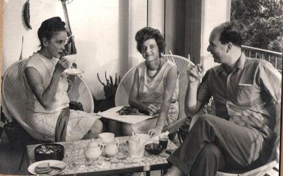La coreógrafa Martha Graham (i), Batsheva de Rothschild y Francois Schapira en la residencia de la baronesa en Tel Aviv en 1964.