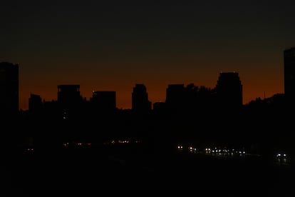 Vista general de Santiago de Chile durante un apagn masivo, el 25 de febrero de 2025.