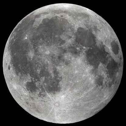 La Luna es el único satélite natural de la Tierra. A pesar de estar tan próximo es muy distinto en su aspecto de tonalidades grises. Ya a simple vista se distinguen claramente dos tipos de superficie: una muy oscura llamada <i>mare</i> y otra más clara denominada <i>terrae</i>. Estos nombres fueron otorgados en la Edad Media, cuando se creía que la parte oscura de la Luna podría ser un mar parecido a los océanos terrestres. Con la primera mirada de Galileo a la Luna a través del telescopio (lo que celebramos en el Año Internacional de la Astronomía) se demostró que los <i>mare</i> no son mares de agua sino terrenos llanos de la Luna que -posteriormente- se descubrió eran enormes cuencas de impacto rellenadas por lava del interior lunar. El relleno de la lava lunar borró todos los cráteres y montañas lunares existentes, mostrando por ello muy pocos cráteres, en contraste con las zonas claras de la Luna, que están plagadas de cicatrices de impacto. La Luna es un objeto de fácil alcance para cualquier observador, pues unos simples prismáticos ya revelan multitud de montañas y cráteres, sobre todo si se observan las distintas fases lunares y se mira hacia la frontera entre la parte iluminada de la Luna y la mitad en la que en nuestro satélite es de noche. Fotografía tomada con una <i>webcam</i> a través de un telescopio de 1 metro de focal. La fotografía es el resultado mosaico de 40 imágenes individuales de diferentes partes de la Luna.