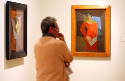Una persona observa una de las obras expuestas que el Bellas Artes de Bilbao dedica a la evolución del cubismo.