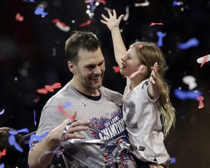 Tom Brady celebra con su hija Vivian.