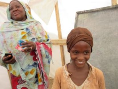 La profesora Habiba Hassan y la pequeña Fatumata Mohamed, de nueve años, que también quiere ser maestra.