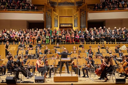 Según muchos expertos, la música tiene efectos ansiolíticos, aumenta la sensación de placer, reduce el estrés y disminuye las vivencias de aislamiento y soledad.