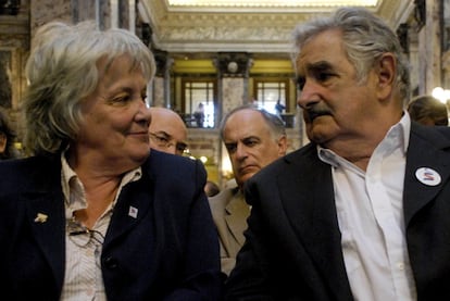 José Mujica y la primera dama Lucía Topolansky, durante las celebraciones del bicentenario en el Parlamento, el 15 de febrero de 2011, en Montevideo (Uruguay).