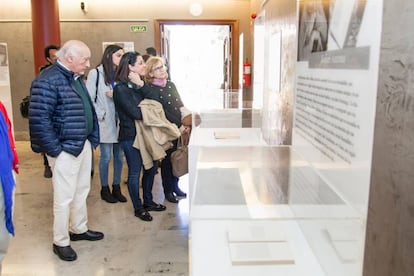 Manuel Vicent, en la exposición-homenaje a Juan Cruz.