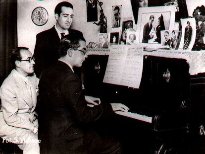 De izquierda a derecha, los poetas Valverde y León junto al músico Quiroga al piano, en el estudio de este. El famoso trío compuso numerosas canciones populares en los años 30, como Ojos verdes, Triniá, o Maricruz, entre muchas otras.