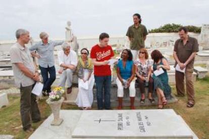Kirmen Uribe lee poemas de Pedro Salinas ante un grupo de escritores durante un homenaje en el cementerio del viejo San Juan de Puerto Rico en 2013.