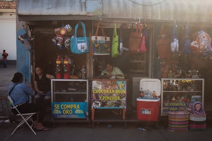 Negocios de compra y venta de oro en el centro del municipio de Santa Rosa de Lima.