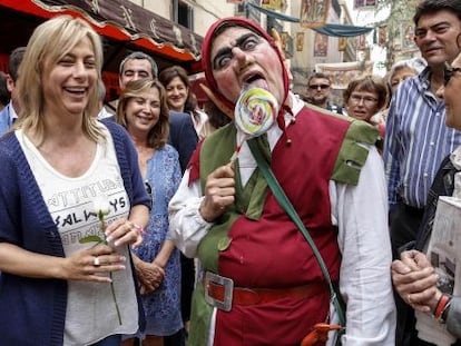 La alcaldesa de Alicante, Sonia Castedo, ríe con un bufón en la presentación del mercado medieval.