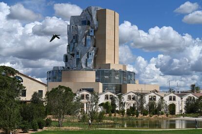 La Torre es una construcción en espiral y recubierta de láminas de aluminio diseñada por el arquitecto Frank Gehry que sirve de sede para la Fundación Lum en Arlés (sur de Francia).