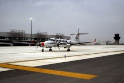 Aeronave de verificaci&oacute;n en vuelo en el aeropuerto murciano de Corvera, en el verano de 2012.