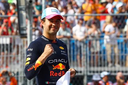 Checo Pérez celebra tras ganar la 'pole position' en el Gran Premio de Miami.