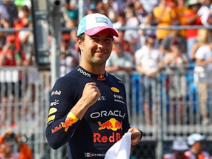 Checo Pérez celebra tras ganar la 'pole position' en el Gran Premio de Miami.